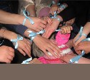 Более 500 жителей Южно-Сахалинска получили голубые ленточки в Международный день пропавших детей