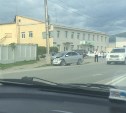 Toyota Corolla Axio врезалась в опору ЛЭП в Южно-Сахалинске