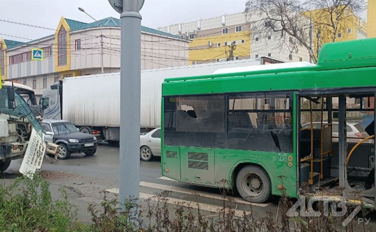 "Разбиты двери и окно": самосвал врезался в пассажирский автобус в Южно-Сахалинске