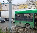 "Разбиты двери и окно": самосвал врезался в пассажирский автобус в Южно-Сахалинске