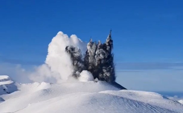 "Вот это мощь!": курильчанка сняла пробуждение вулкана Эбеко