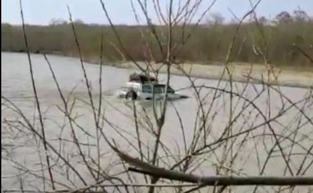 Очередной сахалинский внедорожник едва не утопили на Урюме