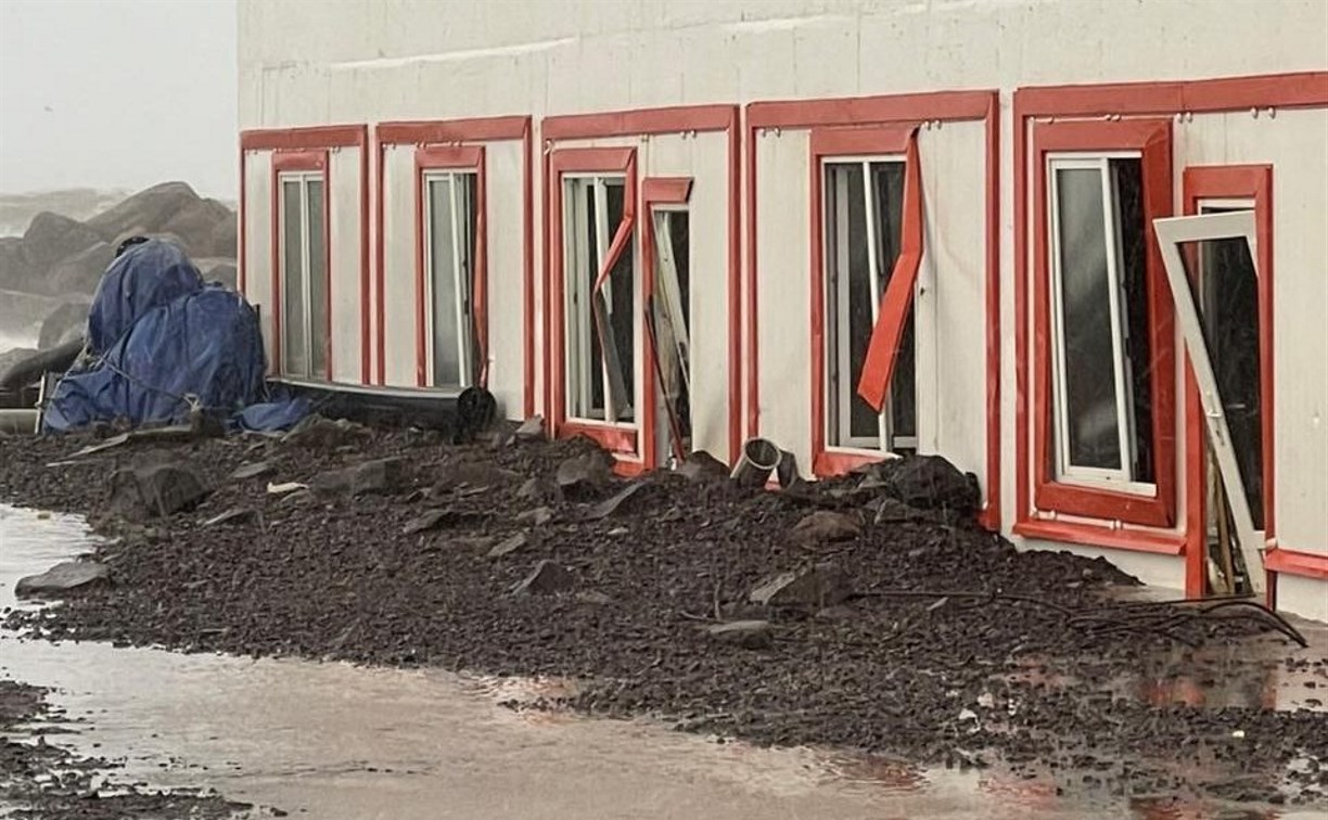 "Снесло ворота, выбило стёкла": на Итурупе шторм повредил рыбоперерабатывающий завод