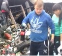 Десятки сахалинцев устремились на пепелище оптовой базы в поисках уцелевших после пожара товаров