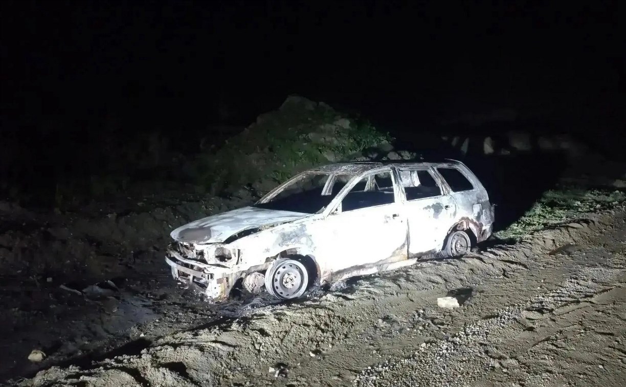 В Озерском неизвестные подожгли брошенный автомобиль 