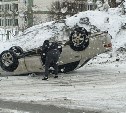 "Тойота" перевернулась на улице Первомайской в Холмске