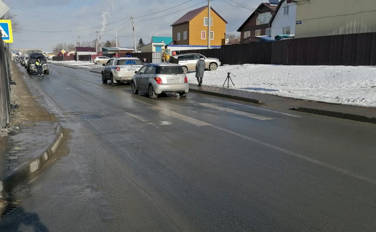 Хэтчбек сбил девушку на пешеходном переходе в Южно-Сахалинске