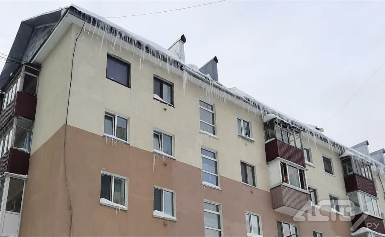 Жители Южно-Сахалинска, рискуя жизнью, пробираются к дому под огромными сосульками 