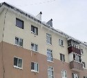 Жители Южно-Сахалинска, рискуя жизнью, пробираются к дому под огромными сосульками 