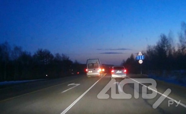 Совершенно "бесполезный" обгон маршрутки на сахалинской трассе попал на видео