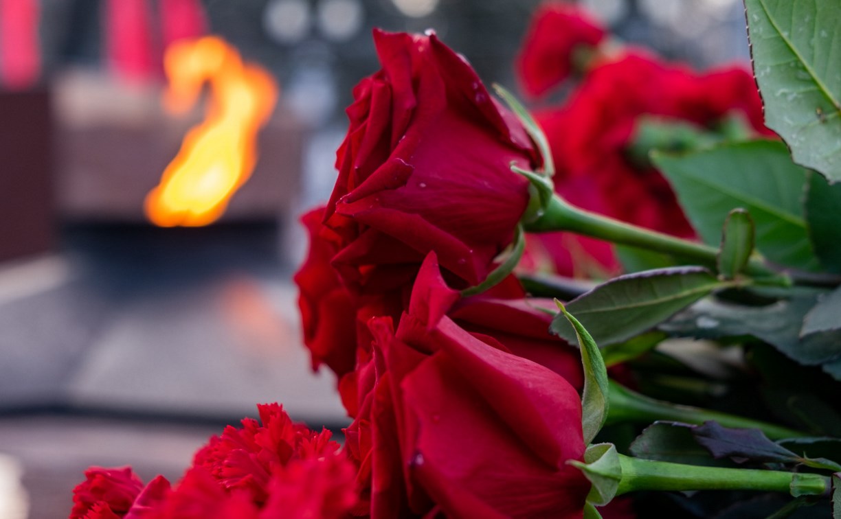 Сотни цветов возложили к мемориалу Славы в Южно-Сахалинске