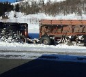 Грузовики улетели в кювет на автодороге Южно-Сахалинск - Оха
