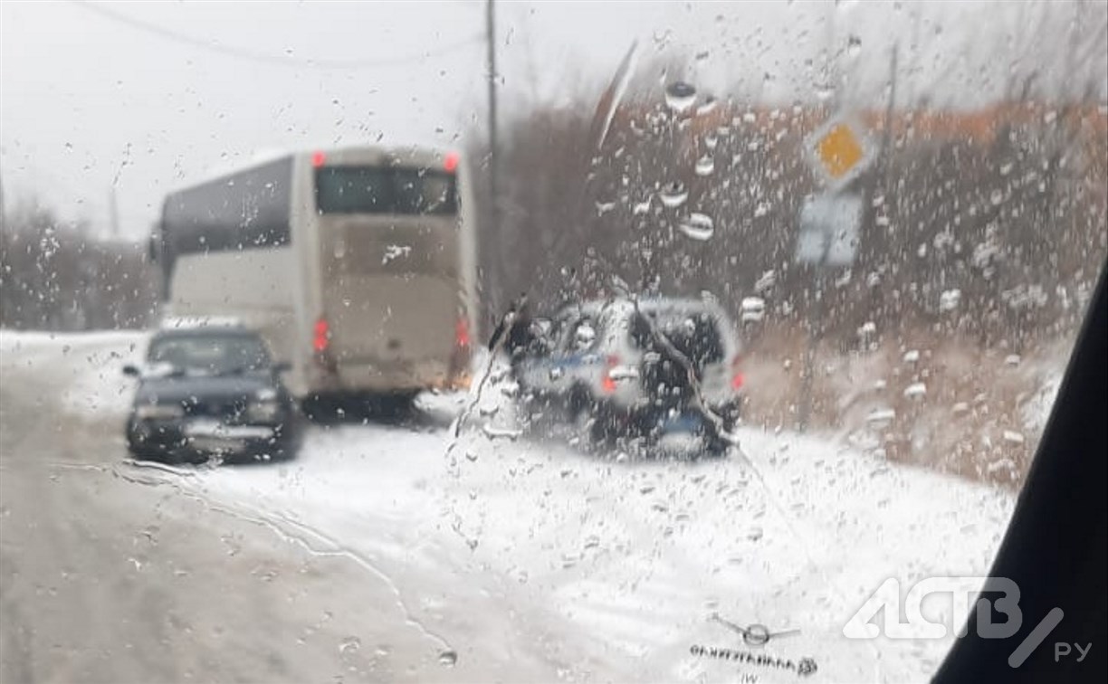 В Углезаводске легковушка врезалась в пассажирский автобус