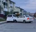 Жители Южно-Сахалинска отобрали ключи у водителя, который с разгону таранил автомобили