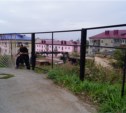 Вандалы сломали новый забор у корсаковской школы