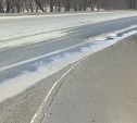 "Ямы на дороге, бордюр сыплется": ручей размывает асфальт на охотской трассе 