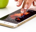 У продавца магазина в Долинском районе украли телефон за 107 тысяч рублей