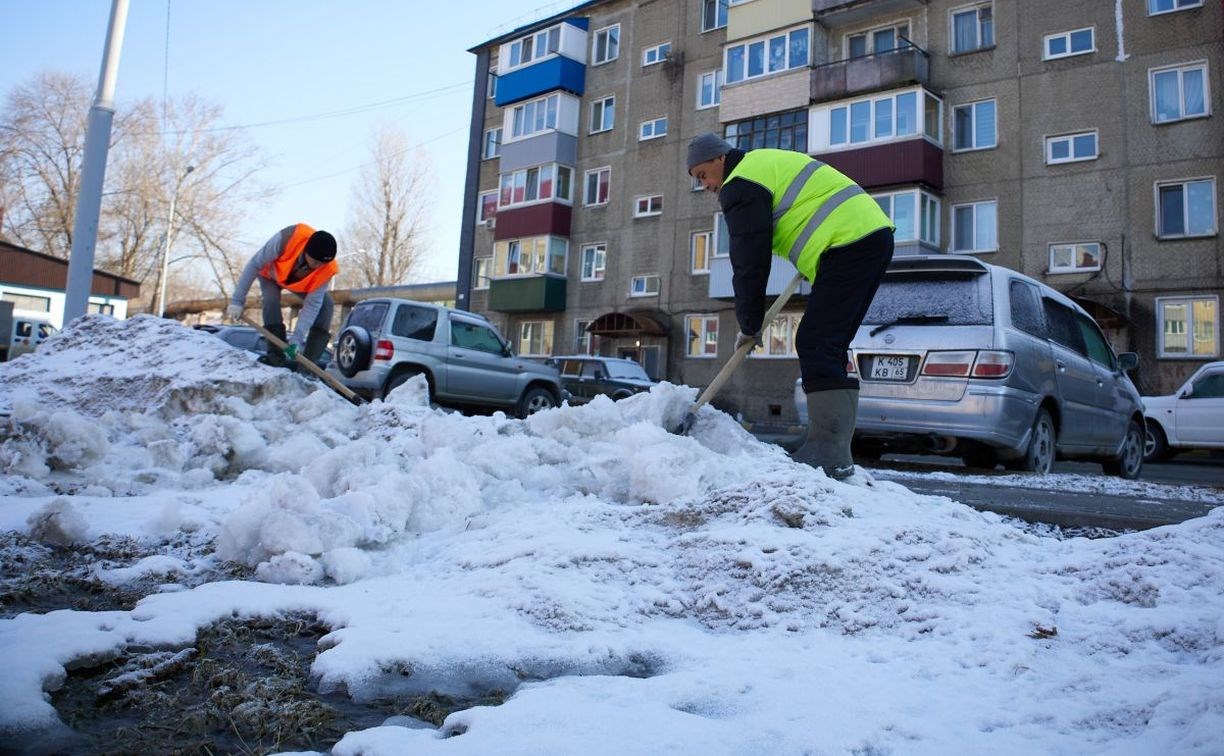Коммунальщики ворошат снег в Южно-Сахалинске, чтобы избежать подтоплений