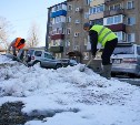 Коммунальщики ворошат снег в Южно-Сахалинске, чтобы избежать подтоплений