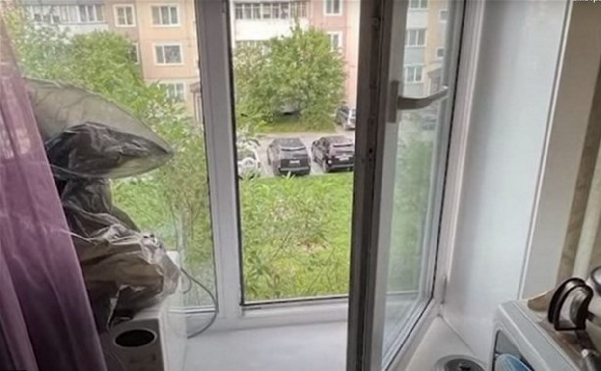 Из больницы в Южно-Сахалинске выписали детей, которые выпали из окна третьего этажа