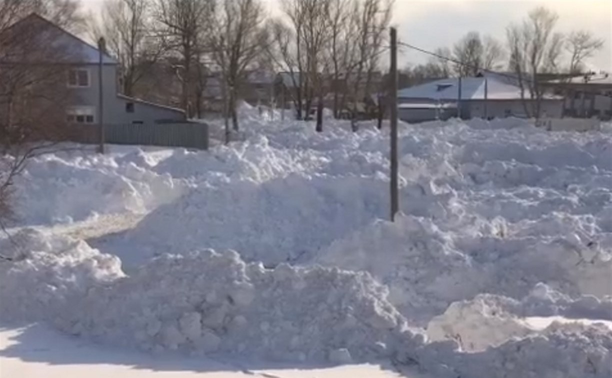 Жители Южно-Сахалинска недовольны снежным полигоном под своим окном
