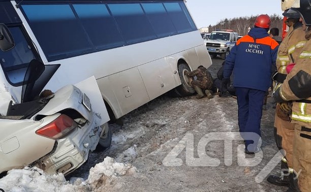 Женщин зажало в автомобиле при столкновении автобуса и седана на юге Сахалина
