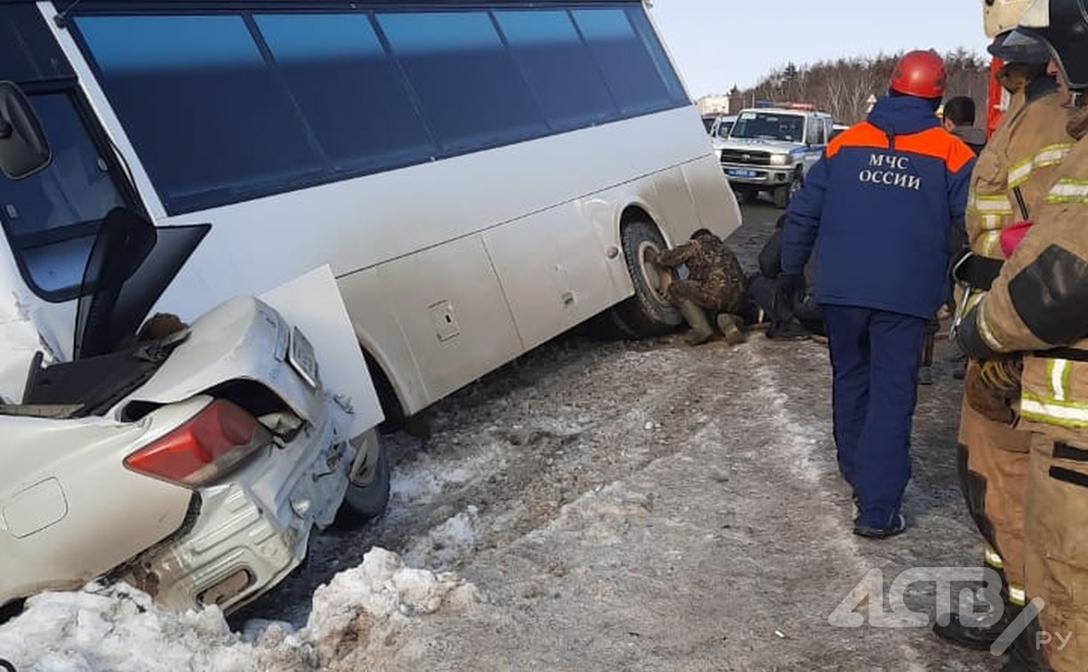 Женщин зажало в автомобиле при столкновении автобуса и седана на юге Сахалина