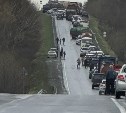 Гигантская пробка растянулась в Долинском районе из-за ДТП с длинномером