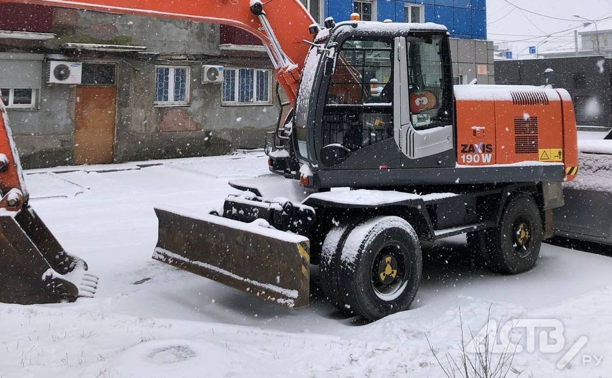 Специалисты разбираются с отрядом спецтехники, "захватившей" парковку во дворе в Южно-Сахалинске