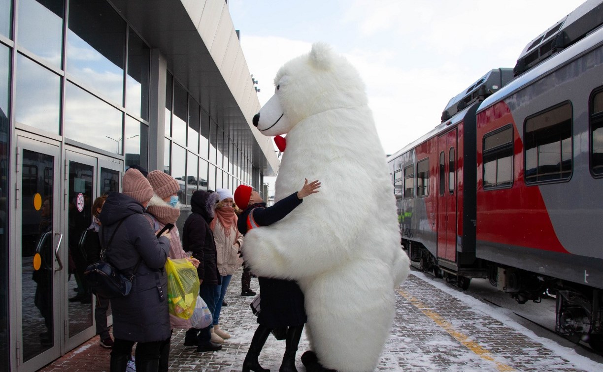 На вокзале Южно-Сахалинска пассажиров встречали с печеньем-валентинками и желали любви