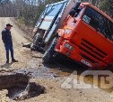 На Сахалине перекрыли дорогу, где вахтовка с пассажирами завалилась в канаву