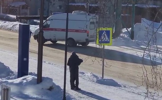 Прохожие помогли парню с приступом эпилепсии на улице в Аниве