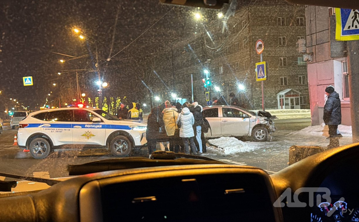 Четыре экипажа прибыли на место жёсткого ДТП в Южно-Сахалинске 