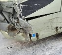 Очевидец: легковушка врезалась в рейсовый автобус на Сахалине, пострадал минимум один человек
