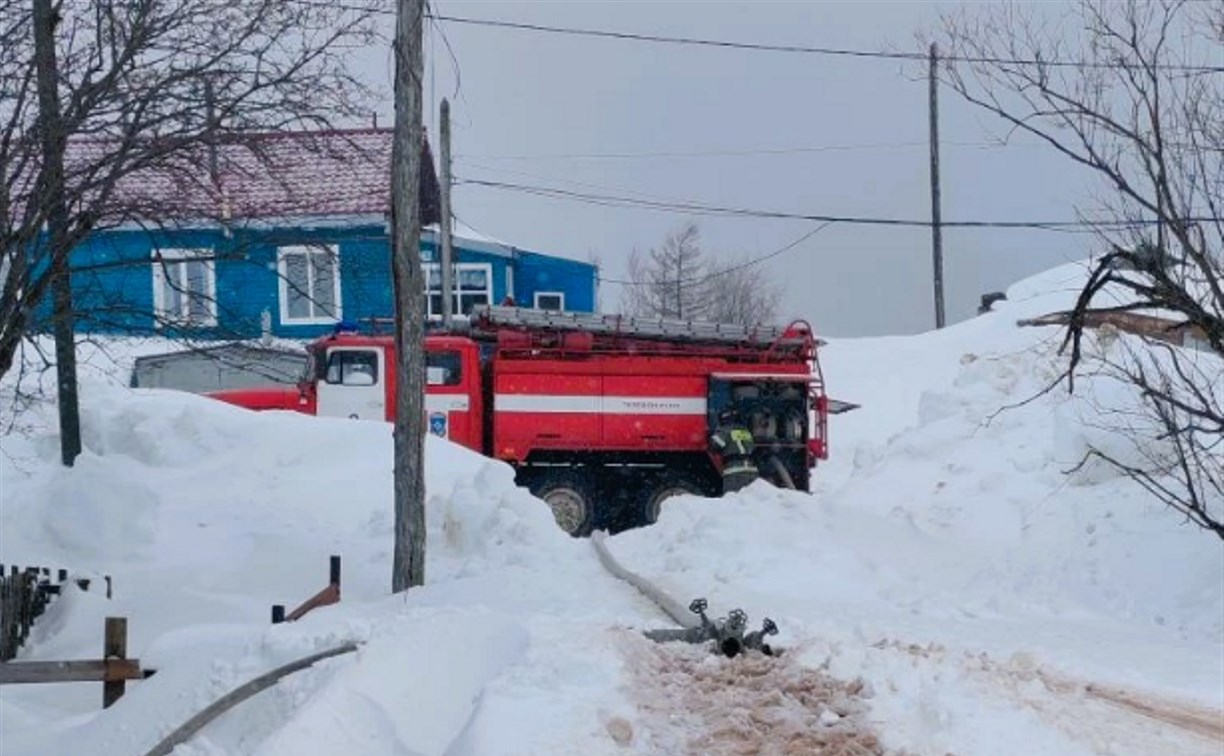 В Охе при пожаре во дворе техника не смогла подъехать к дому