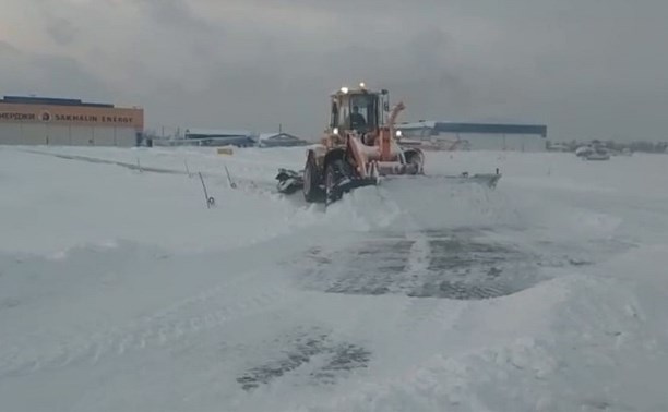 Сахалинские аэродромы расчищают от завалов снега - задержаны три рейса