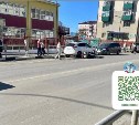 Мотоциклист пошёл на обгон и врезался в автомобиль на Сахалине
