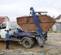 В Южно-Сахалинске устанавливают накопители для мусора в пострадавших от циклона районах