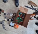 Оружие, боеприпасы и взрывчатки: силовики нагрянули с обыском к двоим жителям Тымовского района