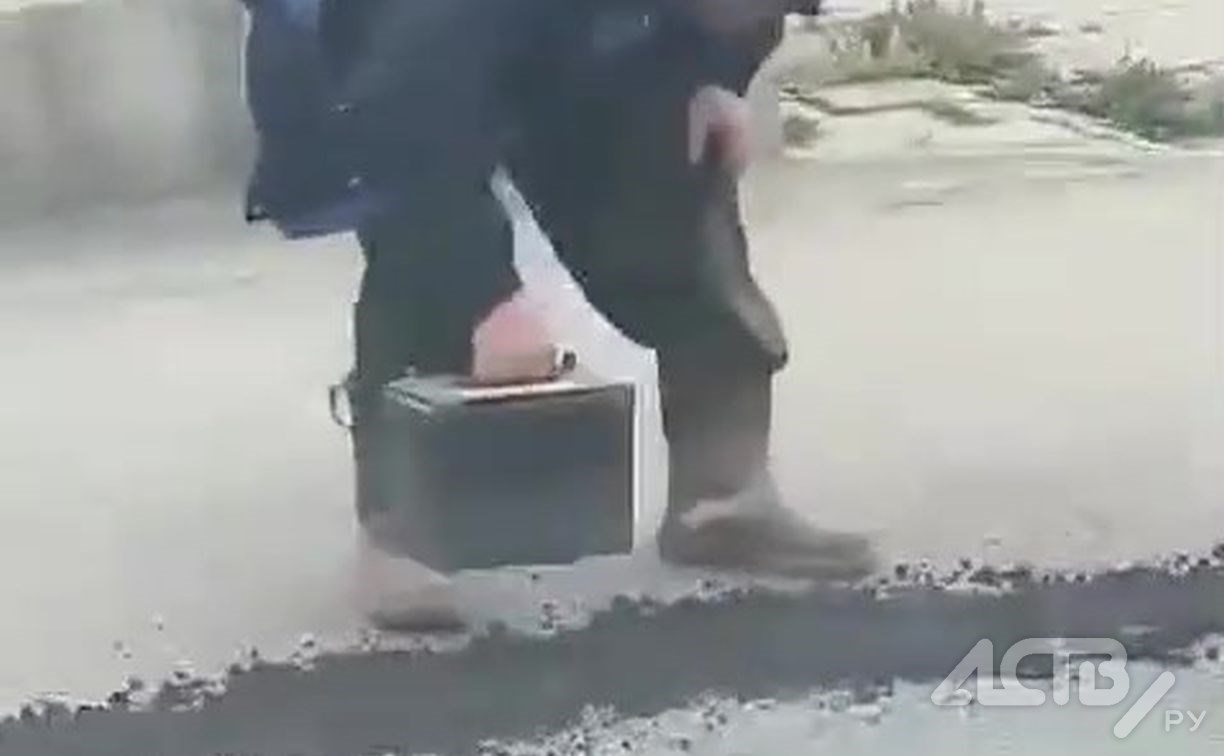 "И так сойдёт": необычный способ ямочного ремонта сняли на видео в Южно-Сахалинске