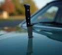 Пьяный сахалинец в свой день рождения воткнул нож в чужую машину