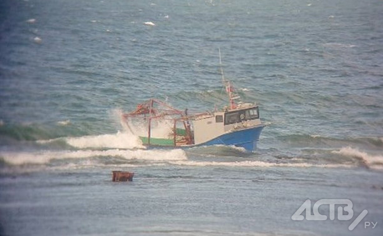 Очевидец: в Холмском районе на берег выбросило судно "Диана"