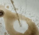 Грязная вода цвета кофе потекла из крана в домах Поронайска