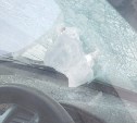 Огромная сосулька насквозь пробила лобовое стекло авто в Южно-Сахалинске