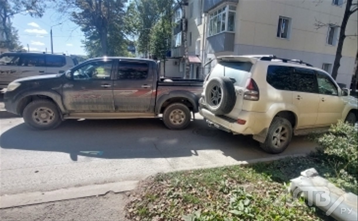 Очевидцев ДТП с участием внедорожника и пикапа ищут в Южно-Сахалинске