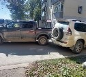 Очевидцев ДТП с участием внедорожника и пикапа ищут в Южно-Сахалинске