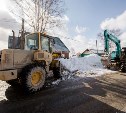 Пять бригад освобождают районы Южно-Сахалинска от снега