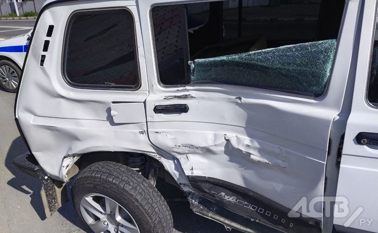 В Южно-Сахалинске столкнулись грузовик и "Лада", пострадал пассажир