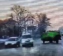 "Буханку" занесло и выкинуло на встречный Noah на Холмском шоссе