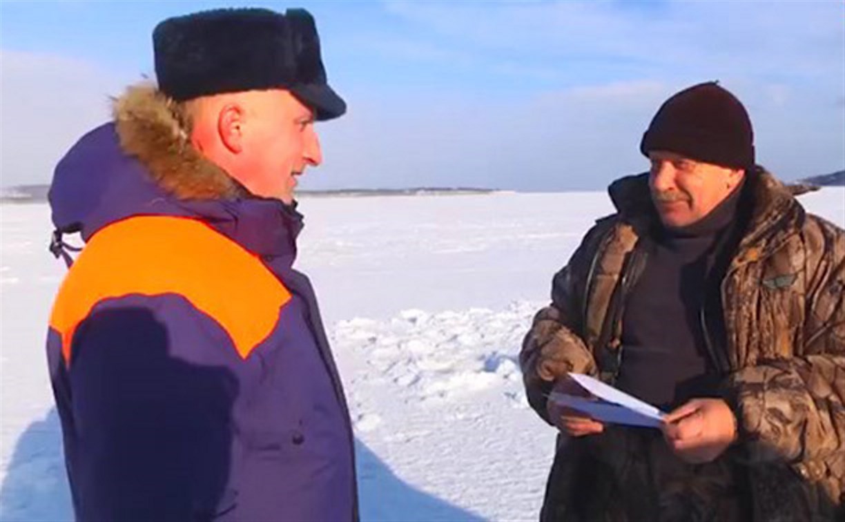 Вслед за рыбаками на лед сахалинских озер вышли спасатели